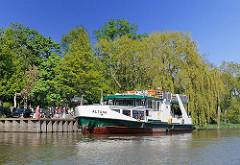 Elbfähre zwischen Hamburg Blankenese und Hamburg Cranz an der Este. Der Anleger kann bei Niedrigwasser nicht angefahren werden.