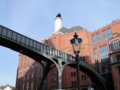Historischer Backsteinbau, erbaut 1910 - ehem. Malzfabrik Naefeke - jetzt Sitz vom Hamburger Stilwerk. Moderne Fussgängerbrücke über die Grosse Elbstrasse.