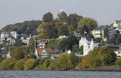 Süllberg mit Häusern des ehem. Fischerdorfs Hamburg Blankenese an der Elbe / Elbufer.