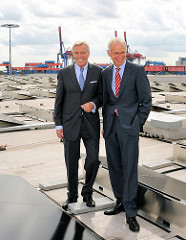 HHLA-Vorstandsvorsitzende Klaus-Dieter Peters und HAMBURG-ENERGIE-Geschäftsführer Dr. Michael Beckereit bei der Inbetriebnahme eine der größten Solaranlagen Hamburgs auf dem 29 000 m² großen Dach des HHLA Logistikzentrums in Hamburg Altenwerder.