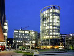 Sandtorpark in der Hamburger Hafencity / blaue Stunde - beleuchtete Fenster im Coffee Plaza - Architekt Richard Meier.