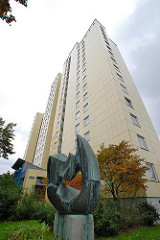 Hochhaus Osdorfer Born - Bronzeskulptur.