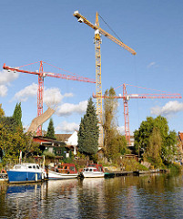 Kanal in Hamburg Hamm - Sportboote / Motorboote am Kanalufer - Baukräne, Baustelle am Mittelkanal.