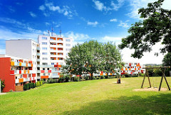 Mehrstöckige Wohnanlage - Hochhaus in Hamburg Eißendorf; Kinderspielplatz auf der Wiese.