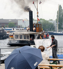 Nieselwetter beim Harburger Hafenfest - der historische Schlepper Woltmann auf einer Rundfahrt durch den Harburger Binnenhafen.