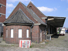 Alte Zollanlage am Lohseplatz - Überdachte Laderampe, Strasse mit Kopfsteinpflaster (2004)