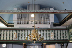 Orgel und Empore der Moorburger Kirche Maria Magdalena.