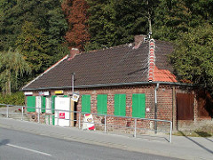 Zum Kiosk umgenutztes Bahnhofsgebäude der Altonaer Hafenbahn Grosse Elbstrasse / Kaistrasse. ( 2005)