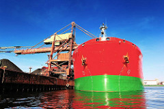 Bug des Schüttgutfrachters SKS TYNE am Salzgitterkai des Sandauhafens in Hamburg Altenwerder - der Frachter hat eine Länge von 243m und eine Breite von 42m.