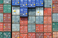 Unterschiedlich farbige Container - gestapelte Metallboxen; Container Terminal Altenwerder.