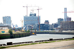 Versmannkai und Petersenkai des Baakenhafens in der Hamburger Hafencity; re. die Baustelle der HafencityUniversität und im Bildzentrum die entstehende Elbphilharmonie.