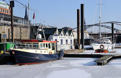 Hamburger Hafen im Winter - Sporthafen Hamburg, Boote im Eis, zugefrorene Eisdecke, Hamburger Binnenhafen.