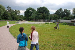 Spaziergängerinnen in der Wendebecken-Grünanlage Hamburg Barmbek, Fussweg mit Wiese.