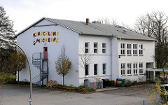 Altes Schulgebäude am Moorburger Elbdeich - Alte Schule - Aufschrift Kinderland Moorburg.