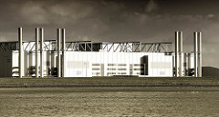 Blick auf die Industriearchitektur der Airbuswerke im Hamburger Stadtteil Finkenwerder - im Vordergrund das Mühlenberger Loch.