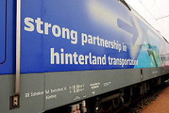 Güterlokomotive mit Werbeaufschrift denglisch "strong partnership in hinterland transportation" - Hafenbahn Hamburger Hafen HPA.