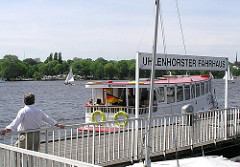 Anleger Uhlenhorster Fährhaus - ein Alsterschiff verlässt den Anleger und fährt Richtung Mühlenkamper Fährhaus.