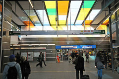 Ohlsdorfer Bahnhof - farbiges Glasdach - Fahrgäste.