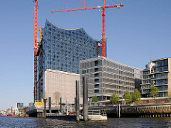 Schiffsanleger an der Elbphilharmonie - Baustelle des Hamburger Konzerthauses an der Elbe (2011)
