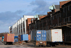Lastwagen mit Containerladung - Sattelschlepper mit Containern am Dessauer Ufer. Moderne + historische Lagerhäuser.