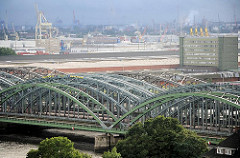 Freihafenelbbrücke über die Norderelbe, dahinter Lagergebäude und Bürohaus im Hamburer Stadtteil KLeiner Grasbrook.