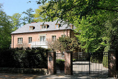 Leben in den Hamburger Vororten - Architektur in Hamburg Osdorf - Sievekingvilla, erbaut 1928 - Architekt Heinrich Amsinck.