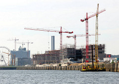 Baustelle am Versmannkai in der Hamburger Hafencity - Blick über das Wasser des Baakenhafens.