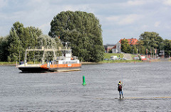 Autofähre auf der Elbe zwischen Zollenspieker, Kirchwerder und Hoopte / Niedersachsen; Angler auf einer Buhne.