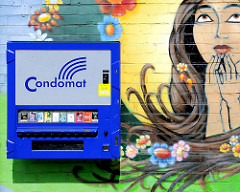 Condomautomat, Condomat an einer Hauswand - Wandmalerei Frau mit Blüten - Bilder aus dem Hamburger STadtteil Hamm.