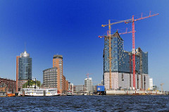 Bürohochhäuser an der Kehrwiederspitze in der Hamburger Hafencity - Einfahrt zum Sandtorhafen, Traditionsschiffhafen - Baukräne an der Baustelle der Hamburger Elbphilharmonie.