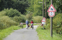 Fotos aus dem Hamburger Stadtteil Reitbrook - Hamburgs Naherholungsgebiete - Naturschutzgebiet Reit - Fahrradfahrter auf dem Weg.