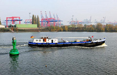 Blick über das Köhlfleet nach Hamburg Waltershof und den Containerkränen vom Eurogate Terminal - ein Tankschiff fährt Richtung Dradenauhafen - vorne lks. eine grüne Fahrwassertonne.