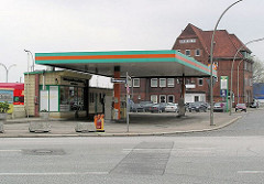 Kraftwagenhalle am Messberg - Tankstelle an der ehem. Freihafengrenze.