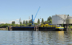 Harburger Tankhafen - Seehafen an der Süderelbe. Tankschiff - Binnenschiff.