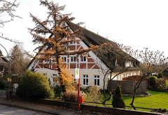 Reetgedecktes Bauernhaus - Fachwerkhaus zum Mehrfamilienhaus umgebaut - Moorburger Elbdeich / Wohnen in Hamburs Vororten.