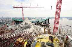Baustelle der Elbphilharmonie - Blick auf das Dach vom zukünftigen Hamburger Konzerthaus.