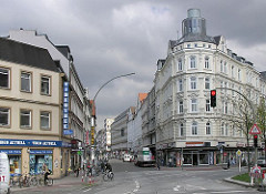 Blick in die Strasse Schulterblatt - mehrstöckige Altbauten in Hamburg Sternschanze.