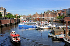 Binnenhafen am Zollkanal - Arbeitsboote und Flussschifferkirche; eine Barkasse sucht einen Liegeplatz.