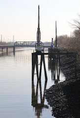 Kräne am Veddelkanal - Bilder aus Hamburgs Hafen - Stadtteil Wilhelmsburg.