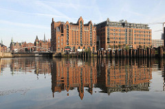 Speichergebäude in der Hafencity - Blick über den Magedburger Hafen - Kaispeicher B - Maritimes Museum in der Hansestadt Hamburg.