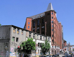 Blick zum historischen Gebäude sogen. "Hafenklang"; erbaut 1860; dahinter der Backsteinbau der ehem. Malzfabrik Naefeke / jetzt Stilwerk - Geschichte Hamburg Altonas.