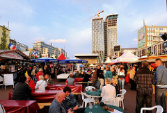 Aussengastronomie auf dem Spielbudenplatz von Hamburg St. Pauli - im Hintergrund die Baustelle der sogen. Tanzenden Türme.