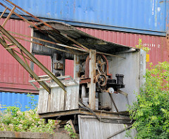 Zerfallenes Führerhaus eines alten Hafenkrans am Schmidtkanal im Hamburger Stadtteil Wilhelmsburg.