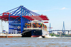 Hamburger Hafen - Waltershof; Containerfrachter und Köhlbrandbrücke im Hintergrund - ein Lotsenschiff in voller Fahrt.