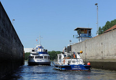 Ausfahrt aus der Harburger Schleuse - das Polizeiboot WS 23 fährt in die Süderelbe.