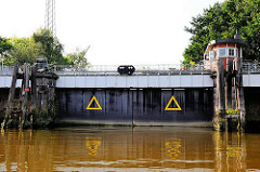 Geschlossene Schleusentore der Grevenhofschleuse am Ende des Grevenhofkanals in Hamburg Steinwerder.