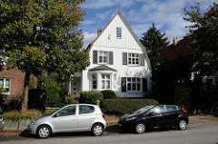 Wohnhäuser in den Hamburger Vororten - Stadtteil Fuhlsbüttel - Villa im Lupinenkamp.