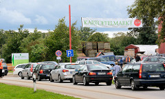 Kartoffelmarkt auf dem Biohof Wulksfelde - Autoschlangen vor dem Parkplatz.