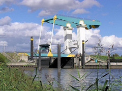 Este Sperrwerk - Klappbrücke über den Hamburger Fluss.