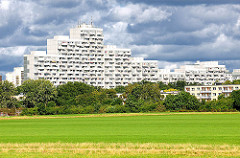 Hochhäuser der Grosssiedlung OSDROFER BORN - Hochhaus mit 21 Stockwerken, im Volksmund Affenfelsen genannt. Hamburgfotos aus dem Stadtteil Osdorf.